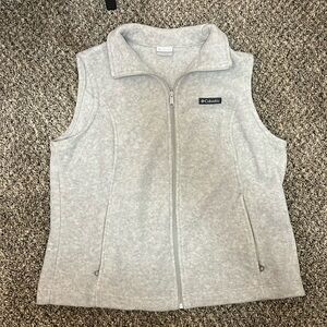 Men’s white Columbia fleece vest
